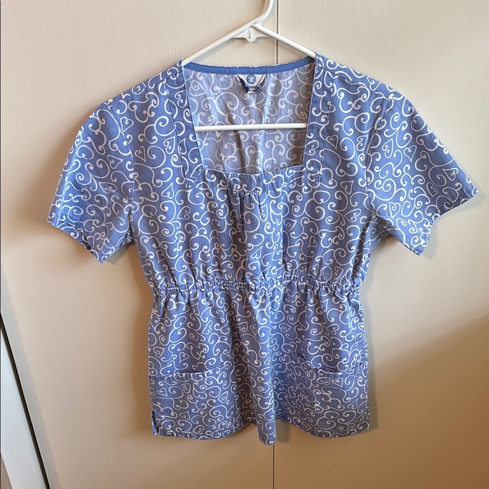 Fundamentals by White Swan Women Ciel Blue White Heart Patterned Scrub Top